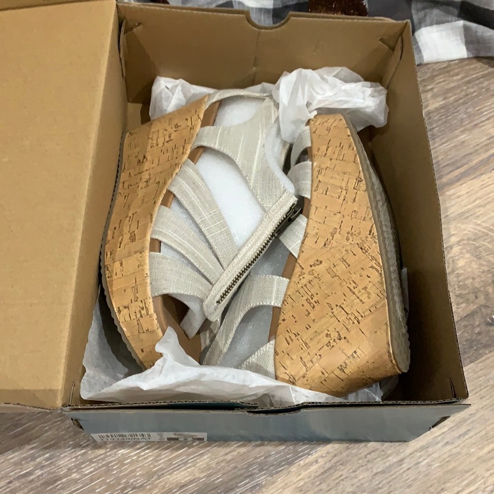 Never worn! Size 8 Skechers luxe foam wedge sandals, beige/gray color.